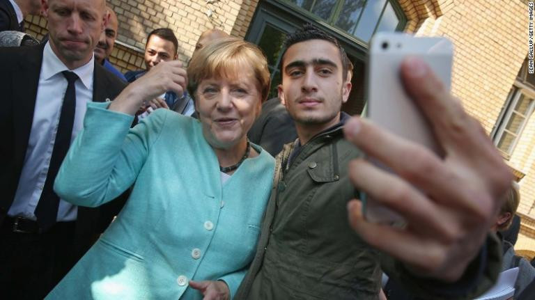 Οι Σύροι πρόσφυγες γιορτάζουν τη νίκη της Μέρκελ: «Ο Αλλάχ απάντησε στις προσευχές μας»